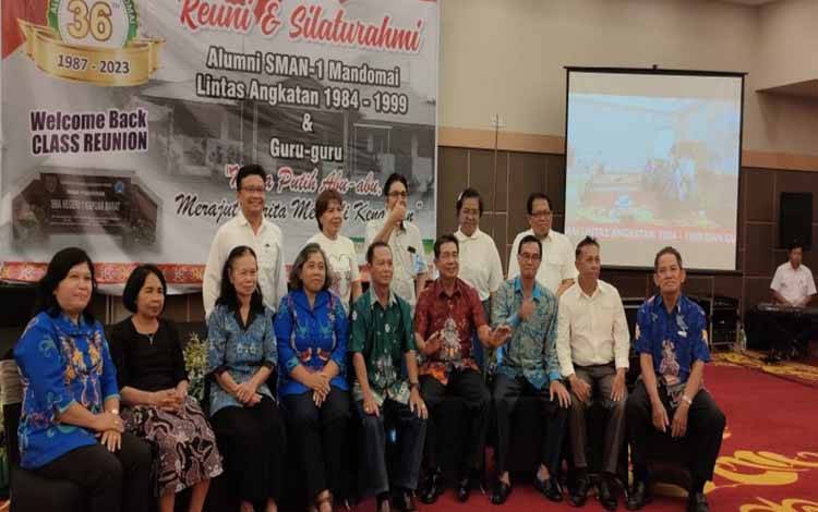 Alumni SMAN 1 Mandomai Angkatan 1984-1999 Gelar Reuni Bersama Guru