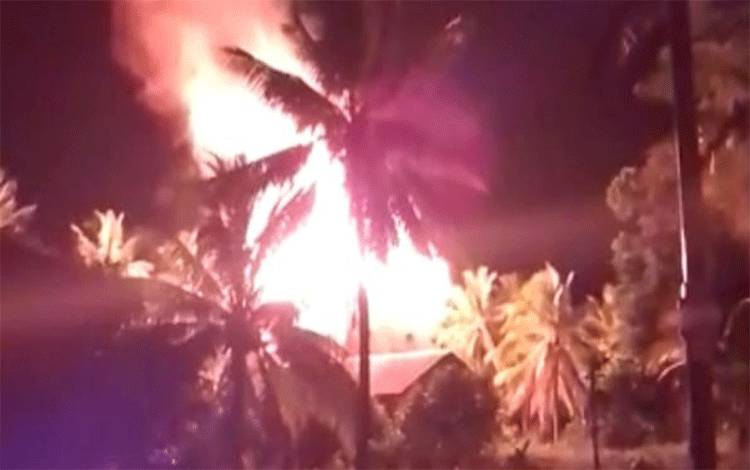Gedung Walet Terbakar di Desa Tamban Lupak Kapuas
