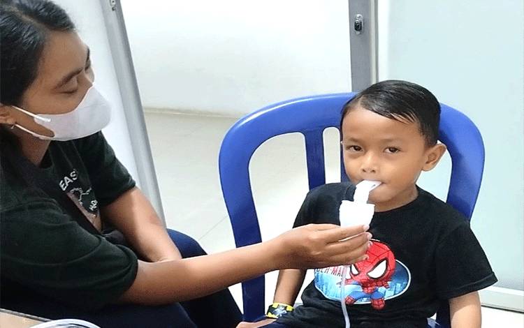 Orang tua lebih memilih tindakan nebu untuk mengatasi batuk pilek anak dibandingkan minum obat, terutama obat sirup akibat ditemukannya beberapa kasus gagal ginjal pada anak.(FOTO: TESTI PRISCILLA)
