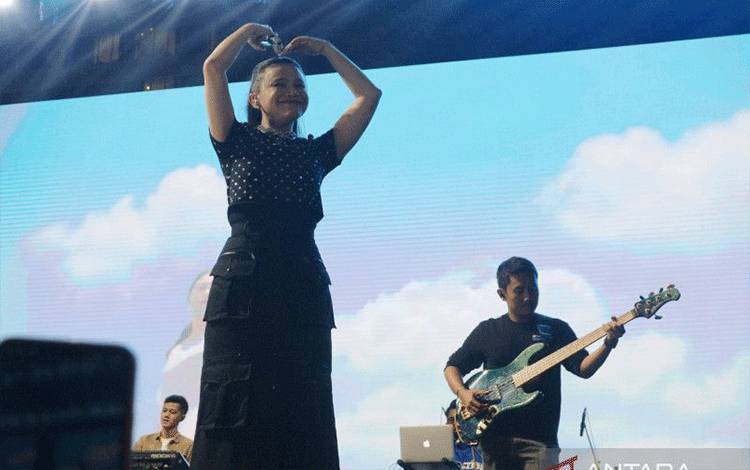 Rossa Bawakan "Ku Menunggu" di Festival Pasar Musik