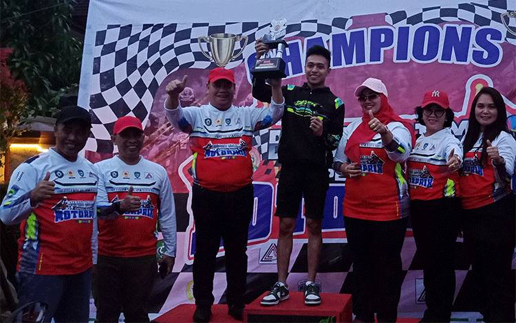 Dikki Ersa dari Dit's Racing Palangkaraya Juara Umum Bupati Kotim Open Race Motorprix