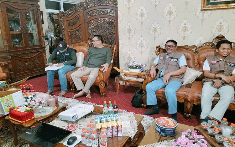 Ketua KPU Barsel, Bahruddin bersama anggota mendampingi Pantarlih melakukan Coklit di rumah Jabatan Sekda. (FOTO : URIUTU DJAPER)