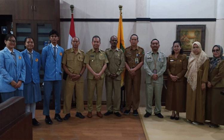 Bupati Kapuas Ben Brahim S Bahat bersama jajaran SMAN 1 Kuala Kapuas. (FOTO: IST)