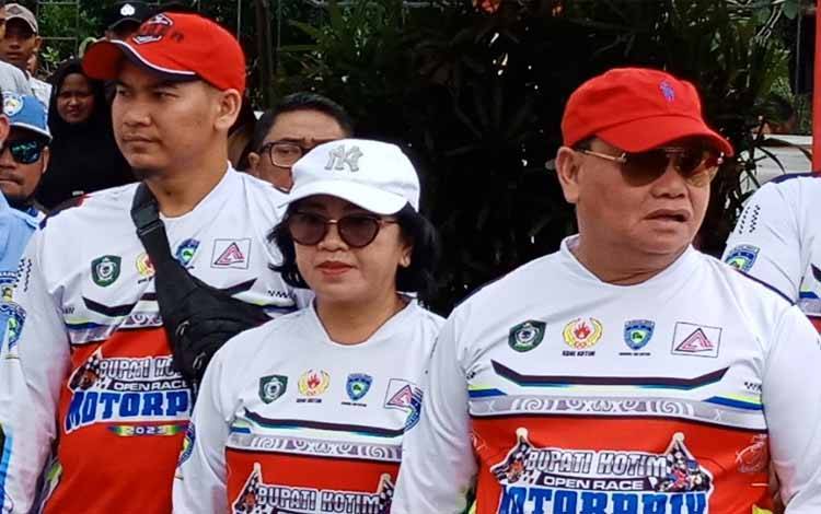 Ketua DPRD?Kotawaringin Timur, Rinie dan Bupati Halikinnor saat mengunjungi Bupati Kotim Open Race Motorprix 2023. (FOTO: DEWIP)?