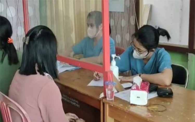 Petugas kesehatan saat akan lakukan pemeriksaan IVA dan Sadanis di UPT Puskesmas Basarang. (FOTO: IST)