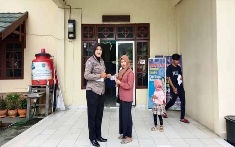 Ingatkan Tertib Berlalulintas, Satlantas Polres Kapuas Bagikan Stiker Imbauan ke Wajib Pajak di Samsat