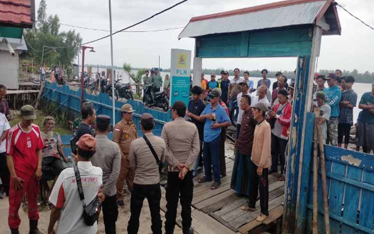 Ratusan masyaraat melakukan demo damai di Kantor Ranting PLN Pagatan, Kecamata Katingan Kuala, Kabupaten Katingan, Rabu, 15 Februari 2023