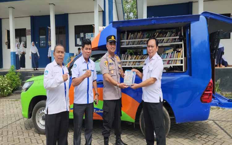 Dukung Program Bajaka Presisi, Disarpustaka Kapuas Serahkan Bantuan Buku Bacaan ke Polsek Kapuas Timur