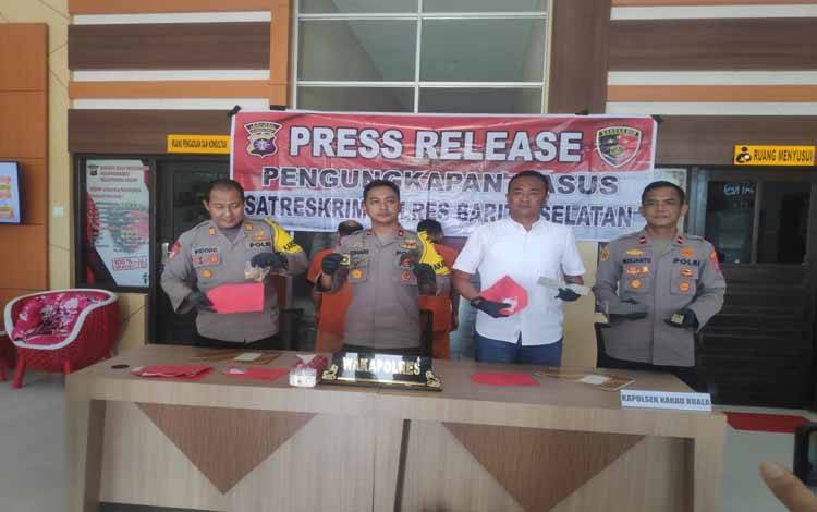 Dua orang terduga tersangka penipuan menjual emas palsu bersama barang bukti saat diamankan di Polres Barsel. (FOTO : URIUTU DJAPER)