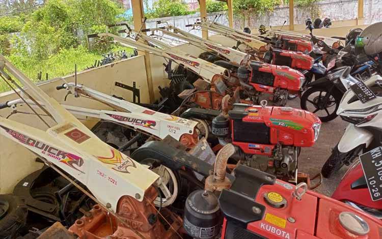 Alat dan mesin pertanian berupa unit hand tractor yang dimiliki DKPP Seruyan untuk mendukung pengembangan sektor pertanian. (Foto ; FAHRUL)