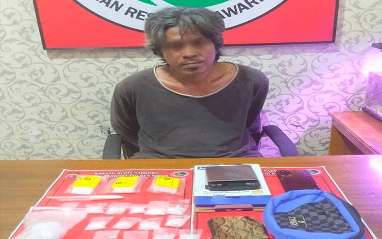 ?Pelaku bandar narkoba saat diamankan bersama barang buktinya di kantor Mapolres Kotim. (FOTO: IST)