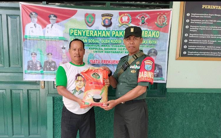 Koramil Pahandut Salurkan Bansos untuk Korban Banjir