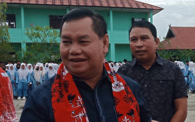 Bupati Kotawaringin Timur (Kotim) Halikinnor bersama Sekretaris Daerah Fajrurrahman, Kamis, 16 Februari 2023. (FOTO: DEWIP)