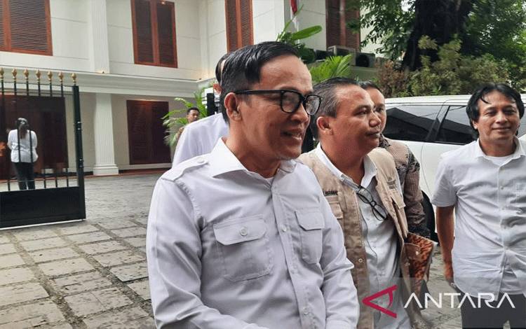 Ketua Umum JoMan Immanuel Ebenezer di kediaman Prabowo Subianto, Jalan Kartanegara, Jakarta, Kamis (16/2/2023). ANTARA/Fauzi Lamboka