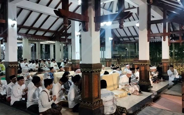 Kegiatan tahlil dan istigasah bersama di area makam Pondok Pesantren Tebuireng, Kabupaten Jombang, Jawa Timur, Kamis (16/2/2023). Kegiatan ini digelar PBNU dalam rangkaian tasyakuran 1 Abad NU. ANTARA/ HO-panitia acara