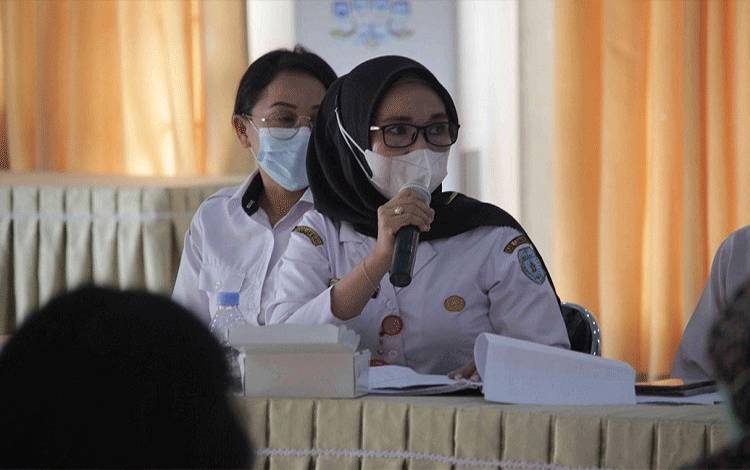 Kepala Dinkes Kabupaten Lamandau saat menjadi salah satu narasumber pada acara sosialisasi terkait HIV/AIDS. (FOTO : HENDI NURFALAH)