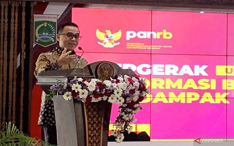 Menteri Pendayagunaan Aparatur Negara dan Reformasi Birokrasi Abdullah Azwar Anas memberikan pengarahan kepada para ASN di lingkungan Pemerintah Kabupaten Malang di Pendopo Agung Kabupaten Malang, Jawa Timur, Jumat (17/2/2023). ANTARA/Vicki Febrianto.