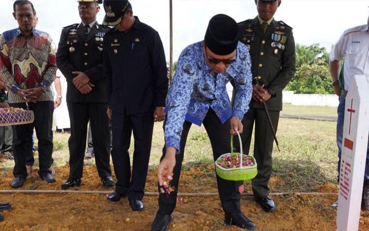 Bupati Ikuti Prosesi Pemakaman Veteran di TMP Lamandau ?