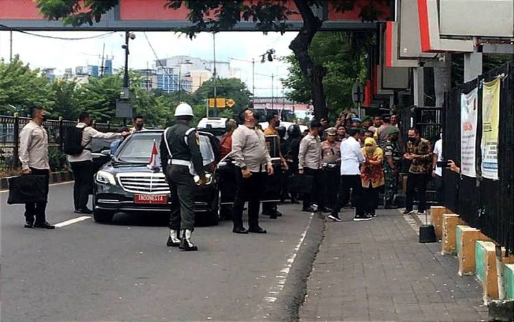 Presiden Jokowi Disambut Warga saat di Pasar Wonokromo Surabaya