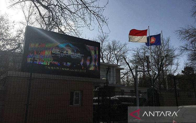 Foto arsip - Papan layar monitor di halaman Kedutaan Besar RI di Beijing, China, menampilkan beberapa objek wisata Nusantara untuk menyambut wisatawan dari China selama musim libur Tahun Baru Imlek pada Januari-Februari 2023. ANTARA/M. Irfan Ilmie/am.