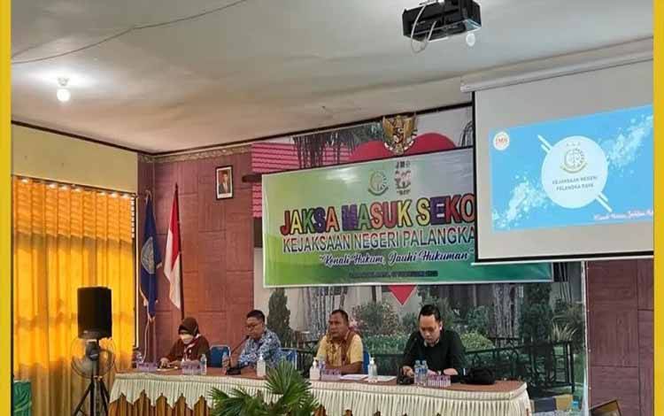 Jaksa Masuk Sekolah, Sosialisasikan Hukum Ke Siswa SMA
