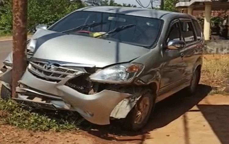 Hindari Anak Kecil Nyeberang Jalan, Mobil Tabrak Tiang Listrik di Kotim