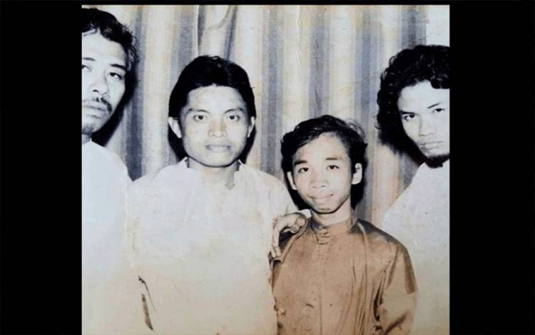 Seniman pelawak senior dari grup lawak Tom Tam Grup H. Rosihan Anwar (kedua dari kiri) atau yang dikenal dengan nama panggung Ogud Tomtam bersama rekan-rekannya dari Tom Tam Grup. (Dok. Pribadi Nurul Qomar)