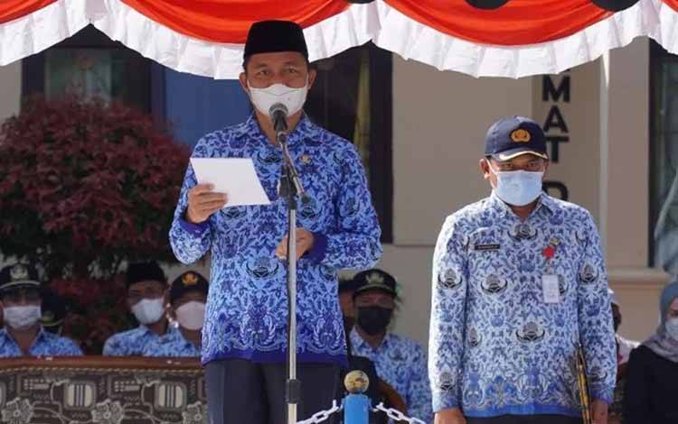 Wakil Bupati Lamandau Riko Porwanto saat menjadi inspektur upacara pada peringatan Hari Jadi Kecamatan Sematu Jaya. (FOTO : HENDI NURFALAH)