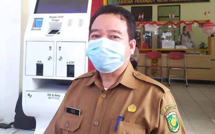 Kepala Dinas Kependudukan dan Pencatatan Sipil Kota Palangka Raya, Edie. (FOTO: HENDRI)