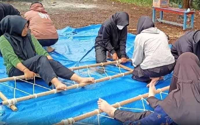 Anggota PMI Barito Utara saat melakukan latihan persiapan lomba temu prestasi, di lapangan Kodim 1013 Muara Teweh. (Foto: Dhani)