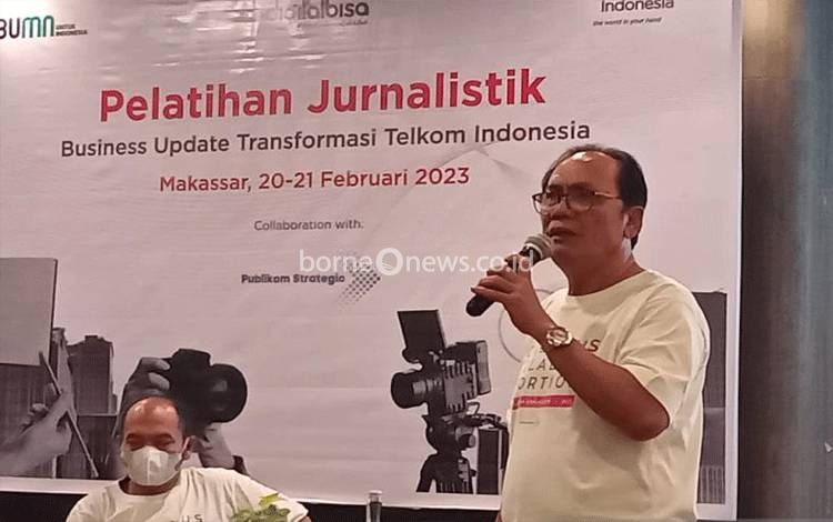 Tenaga Ahli Dewan Pers, Rustam Fachri Mandayun pada Pelatihan Jurnalistik dan Business Update Transformasi Telkom Indonesia di Makassar, Senin (20/2/2023). Antara/ Suriani Mappong
