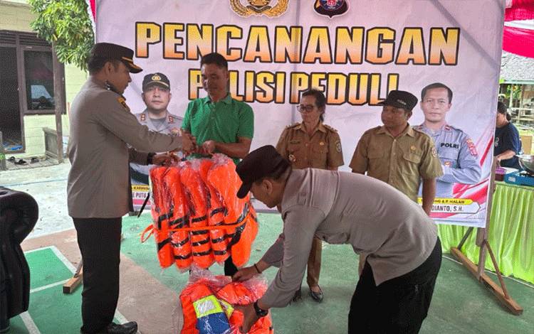 Kapolres Katingan memberikan rompi pelampung kepada pemilik fery penyeberangan di Kelurahan Pendahara, Kecamatan Tewang Sanggalang Garing, Senin, 20 Februari 2023.