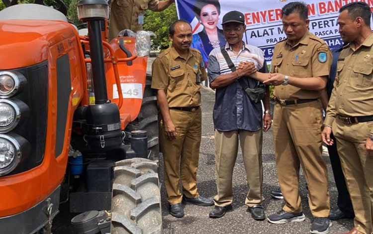 Wabup Serahkan Alsintan kepada Kelompok Tani di Lamandau  ?
