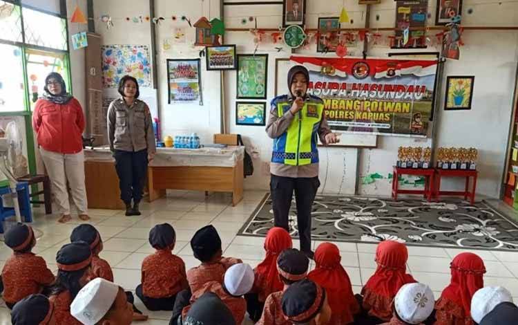 Polwan Polres Kapuas Beri Penyuluhan Anak TK