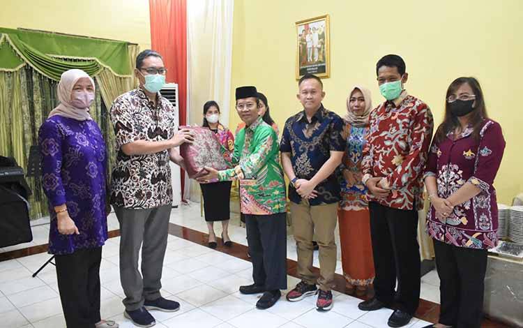 Wakil Bupati Kapuas HM Nafiah Ibnor saat menerima cinderamata dari Tim Surveyor Rumah Sakit dari KARS, bertempat di rujabnya. (FOTO: IST)