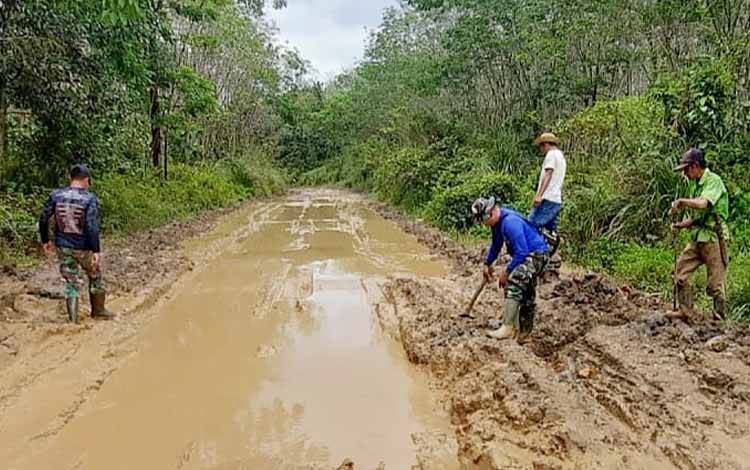 Babinsa dan Warga Gotong-Royong Atasi Jalan Perusahaan yang Rusak di Km 0 Desa Bentot