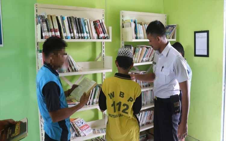 Gerakan Gemar Membaca, Petugas Ajak WBP ke Perpustakaan Rutan Kapuas