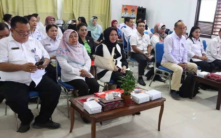 Peserta sosialisasi dan advokasi Pembentukan Forum Partisipasi Publik Untuk Kesejahteraan Perempuan dan Anak (PUSPA) di Aula DPPKBP3APM Kota Palangka Raya, Rabu, 22 Februari 2023. (FOTO: IST)