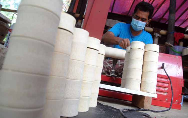 Arsip - Perajin mengerjakan pembuatan tempat minum (tumbler) dari bahan bambu yang telah di ekspor ke negara Jerman di MQ Art Bamboo, Kelurahan Situgede, Kota Bogor, Jawa Barat, Senin (6/9/2021). Pemerintah akan memberikan stimulus dana untuk mendorong usaha mikro, kecil, dan menengah (UMKM) dalam mendukung Gerakan Nasional Bangga Buatan Indonesia (BBI) senilai Rp200 miliar yang diberikan kepada pelaku ekonomi kreatif subsektor fesyen, kuliner dan kriya. ANTARA FOTO/Arif Firmansyah/foc. (ARIF FI