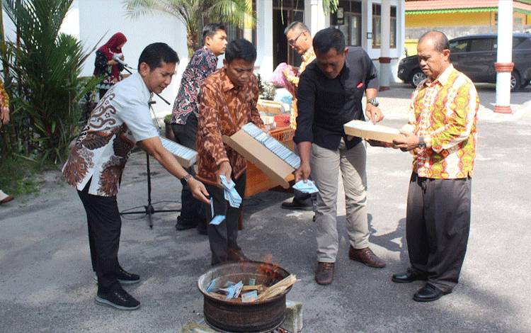 Plt?Kepala Disdukcapil Kobar Rody Iskandar dan jajarannya saat melakukan pemusnahan KTP-el dan dokumen kependudukan invalid, Kamis, 23 Februari 2023. (FOTO: YUDHA)