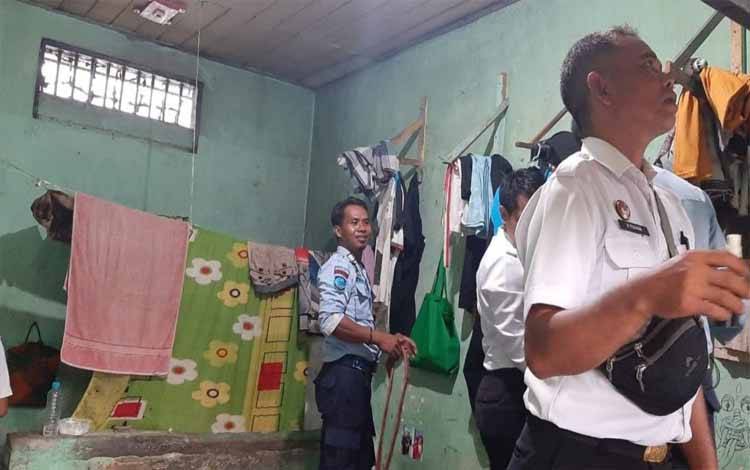 Lakukan Deteksi Dini, Petugas KPR Rutan Kapuas Razia Blok Hunian?