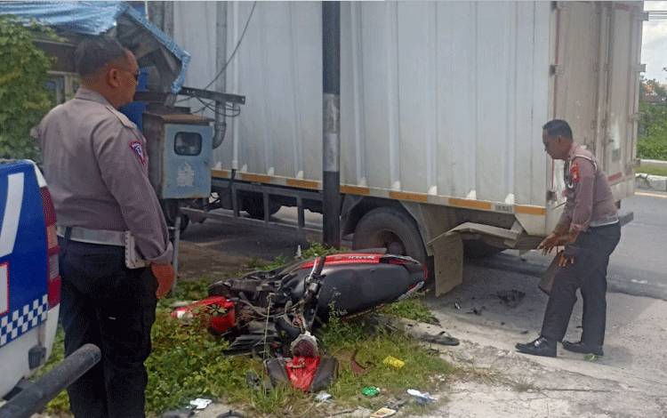 Anggota Satlantas Polres Kobar saat di lokasi kecelakaan akibat pemotor menabrak bagian belakang mobil box yang sedang parkir dibahu Jalan Ahmad Yani Kelurahan Baru, Kabupaten Kobar, Kamis, 23 Februari 2023.