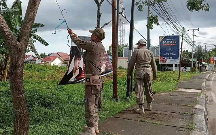 Satpol PP dan Damkar Kapuas Tertibkan Spanduk Liar