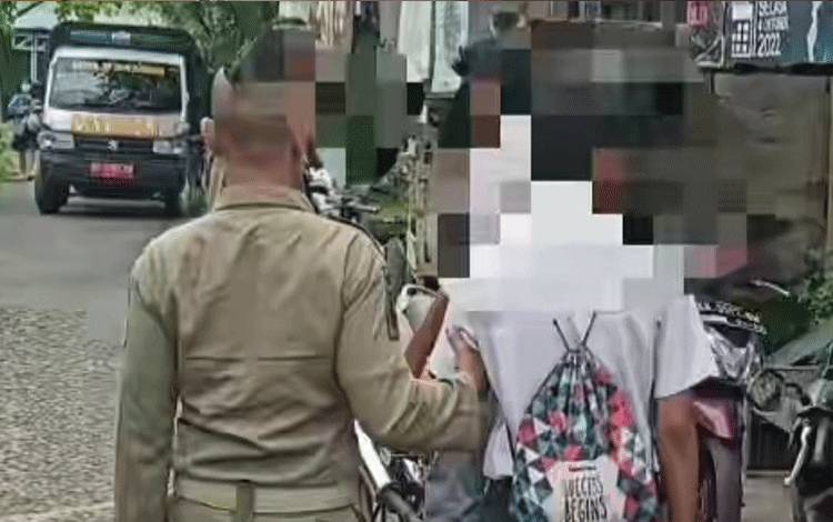 Personel Satpol PP dan Damkar Kapuas jaring pelajar bolos sekolah di Kota Kuala Kapuas. (FOTO: SATPOL PP DAN DAMKAR KAPUAS)