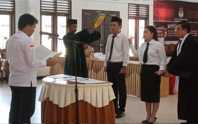 Ketua KPU Lamandau Lantik Dua PAW PPS