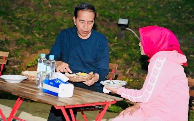 Presiden Santap Malam Menu Sederhana di Tengah Alam IKN