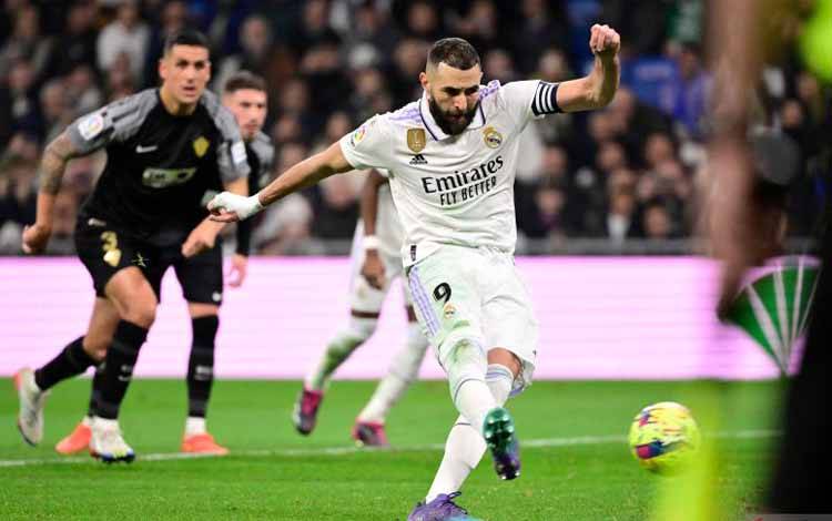Pemain Real Madrid Karim Benzema saat melakukan penalti pada pertandingan melawan Elche di lanjutan laga Liga Spanyol di Stadion Santiago Barnebeu, Madrid (15/2/2023) (Foto JAVIER SORIANO / AFP) (AFP/JAVIER SORIANO)