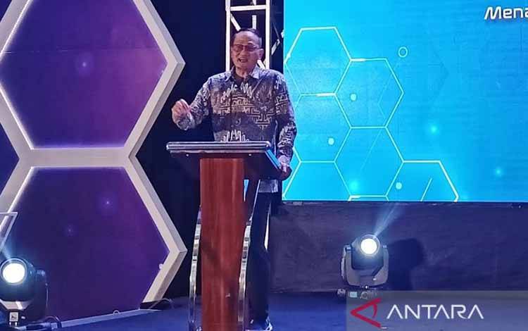Direktur Jenderal Aplikasi Informatika Kementerian Komunikasi dan Informatika Semuel Abrijani Pangerapan memberikan sambutan di acara "Kickoff Literasi Digital Sektor Pendidikan" yang digelar di Menara Danareksa, Jakarta, Kamis (23/2/2023) (ANTARA/Fathur Rochman)