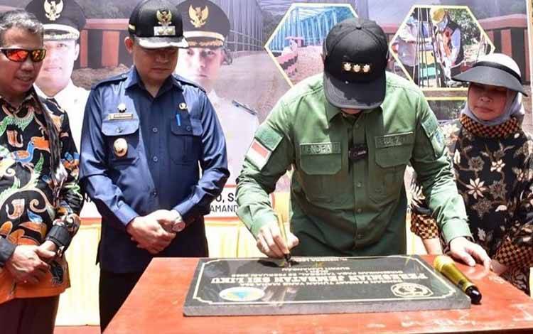 Bupati Lamandau Resmikan Jembatan Sei Liku  ?