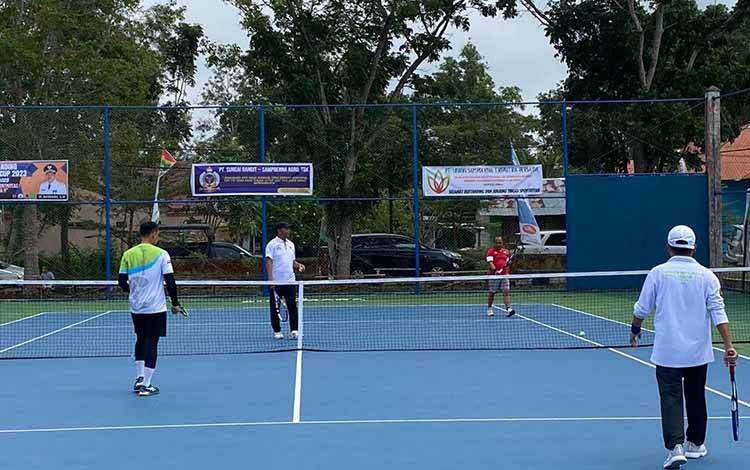 Pembukaan Turnamen tenis lapangan Bupati Sukamara Cup Tahun 2023 di Lapangan Tenis area Lapangan Mini Sukamara, Jumat, 24 Februari 2023. (FOTO: NORHASANAH)